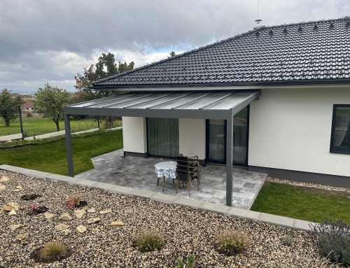 Prosklená pergola s markýzou
